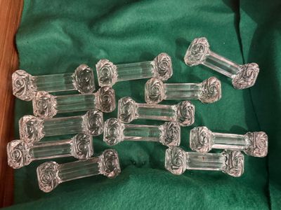 un tas de morceaux de verre transparent posés sur un tissu vert