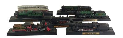 cinq modèles réduits de trains exposés sur un fond blanc