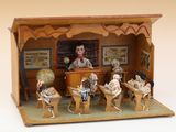 une maquette d'une salle de classe avec des poupées à l'intérieur