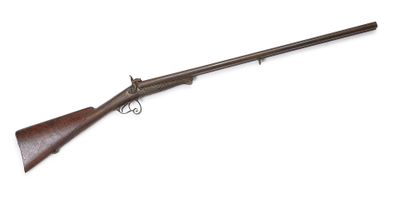 un fusil avec un canon en bois sur fond blanc