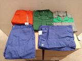 plusieurs paires de pantalons pour homme posées sur une boîte