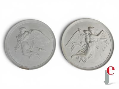 paire de deux médaillons en argent représentant des anges et une femme