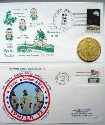 deux enveloppes avec des timbres et une pièce de monnaie posées sur une table