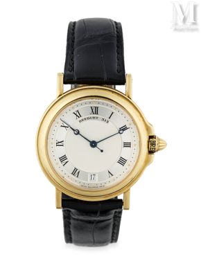 gros plan d'une montre-bracelet en or avec des chiffres romains