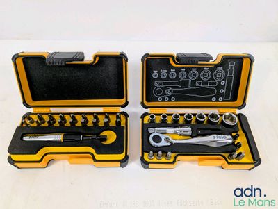 deux outils qui se trouvent dans un coffret posé sur la table