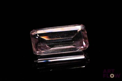gros plan d'un diamant rose sur une surface noire