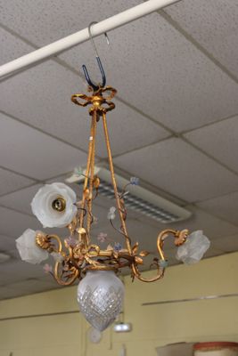 un lustre suspendu au plafond d'une pièce