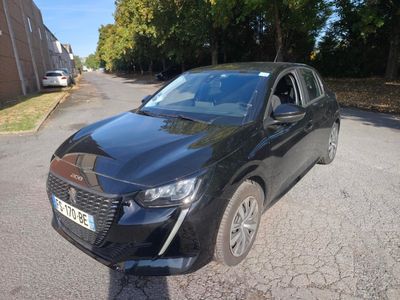 une photo d'une voiture noire garée sur le bord de la route