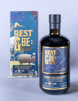 une photo d'une bouteille d'alcool à côté d'un carton de bière