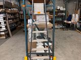 une étagère sur laquelle sont posées des assiettes et des bols, dans un entrepôt