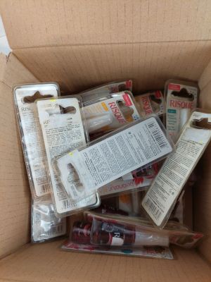 une boîte en carton remplie d'objets hétéroclites
