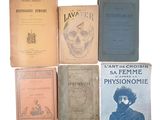plusieurs livres sont empilés sur une surface blanche