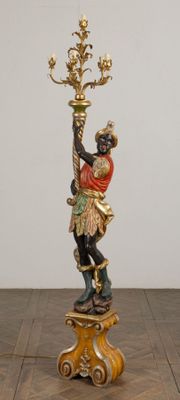 une image représentant la statue d'un homme tenant un arbre posé sur une table