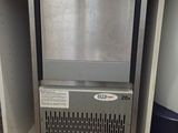 une machine posée sur un chariot dans une pièce
