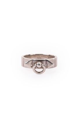gros plan d'une bague en argent sur fond blanc
