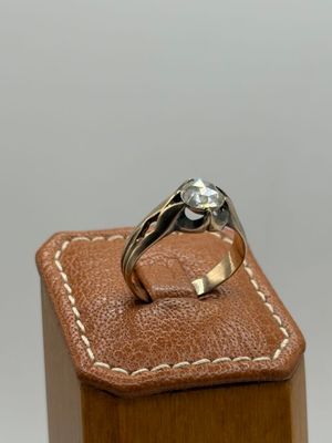 une photo d'une bague en diamant dans un étui en cuir