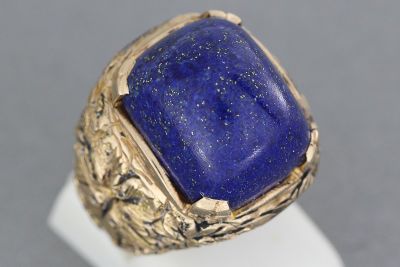 Bague en or (9k) ornée d’un cabochon de lapis, la monture est gravée d - Photo 1