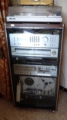 une radio posée sur un meuble