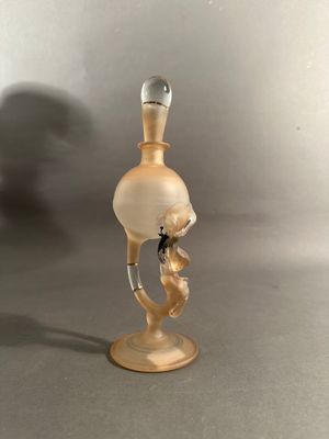 une figurine représentant une femme tenant un bébé dans ses bras