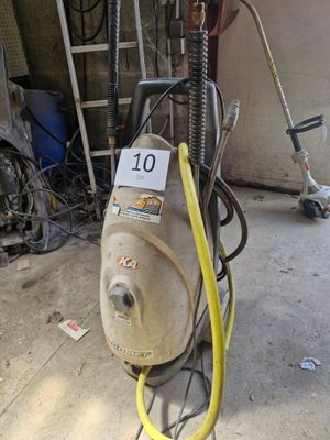 une machine posée sur le sol dans le garage