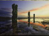 une photo d'une photo d'un coucher de soleil sur la plage