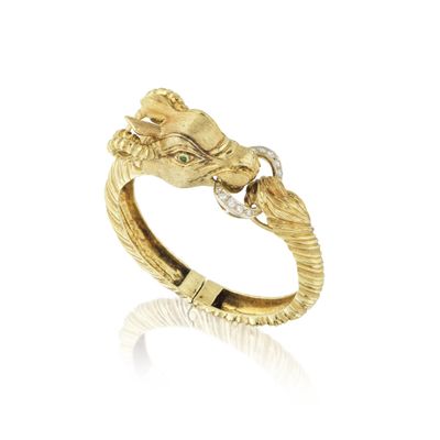une image représentant une bague en or ornée d'une tête de dragon