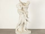 statue représentant une femme tenant un homme dans ses bras