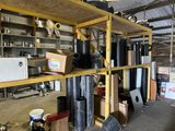 une salle remplie de différents types d'équipements