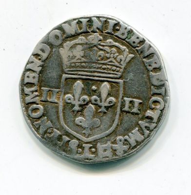 une vieille pièce d'argent surmontée d'une couronne