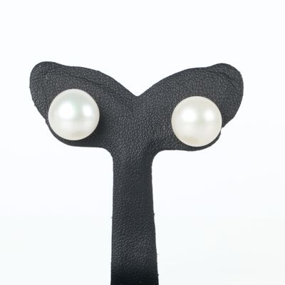 Paire de boutons d'oreilles en argent, chacun serti d'une pe…