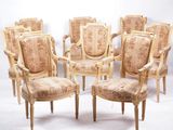 six chaises à accoudoirs rembourrés sont disposées en rangée