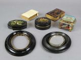 beaucoup de petits objets noirs et dorés sur la table