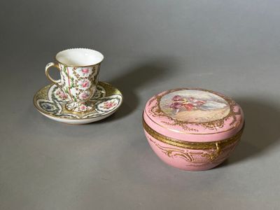 une petite boîte rose et une petite tasse posées sur une table