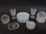 beaucoup d'objets en verre qui se trouvent sur la table