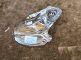 une grenouille en verre posée par terre