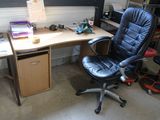 un bureau avec une chaise et un ordinateur dessus