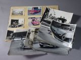 quelques vieilles photos de voitures sont empilées les unes sur les autres