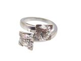 une paire de deux bagues en diamant sur fond blanc
