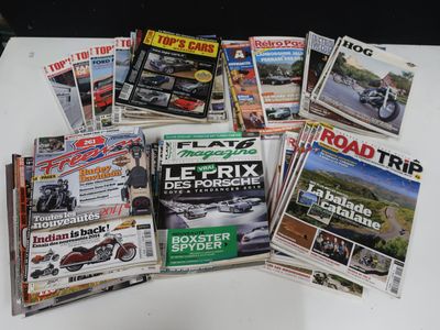 beaucoup de magazines sur la table, sur la table