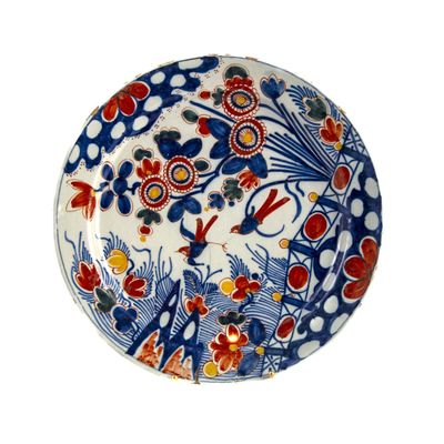 l'image d'une assiette décorative ornée de fleurs et d'oiseaux