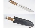 deux vues différentes d'un couteau muni d'un manche en bois et d'un étui