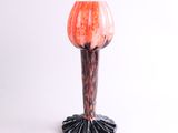 un vase orné d'un motif rouge et noir