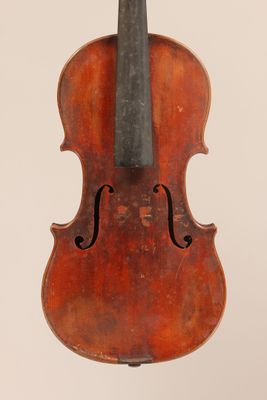 un vieux violon posé sur un support en bois