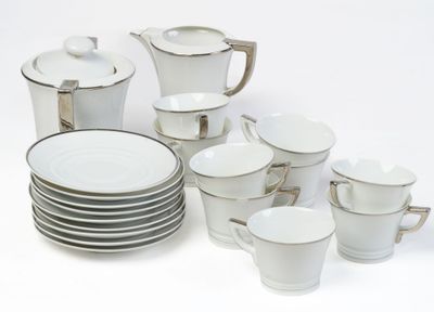 Tchécoslovaquie. Service à café en porcelaine émaillée blanc…