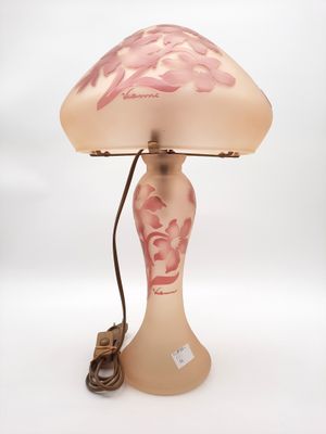 une photo d'une lampe de table surmontée d'un abat-jour rose