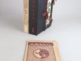 un livre posé sur une table à côté d'un livre