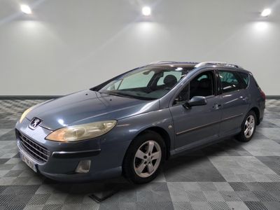 la photo d'une voiture bleue garée dans un garage