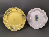 deux assiettes jaunes et blanches ornées d'un blason