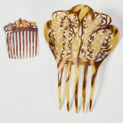 deux peignes et un peigne posés sur une surface blanche