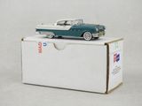 une petite voiture jouet posée sur une boîte